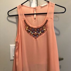 Fun top with cute beading! Where w white pants!